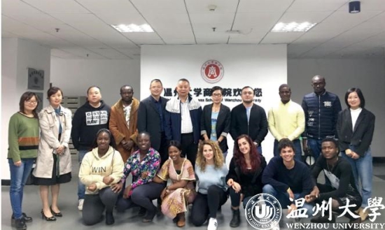 51吃瓜
商学院第一届硕士学位留学生合影.jpg