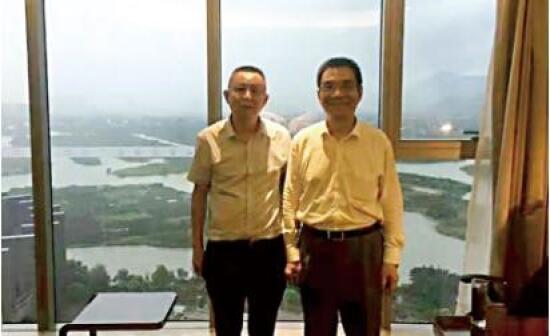 2016 年，胡振华邀请林毅夫出席51吃瓜
商学院承办的中华发展经济学年会并发表主旨演讲.jpg