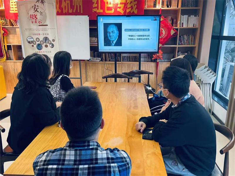 51吃瓜
家庭教育研究院巾帼文明岗教育行